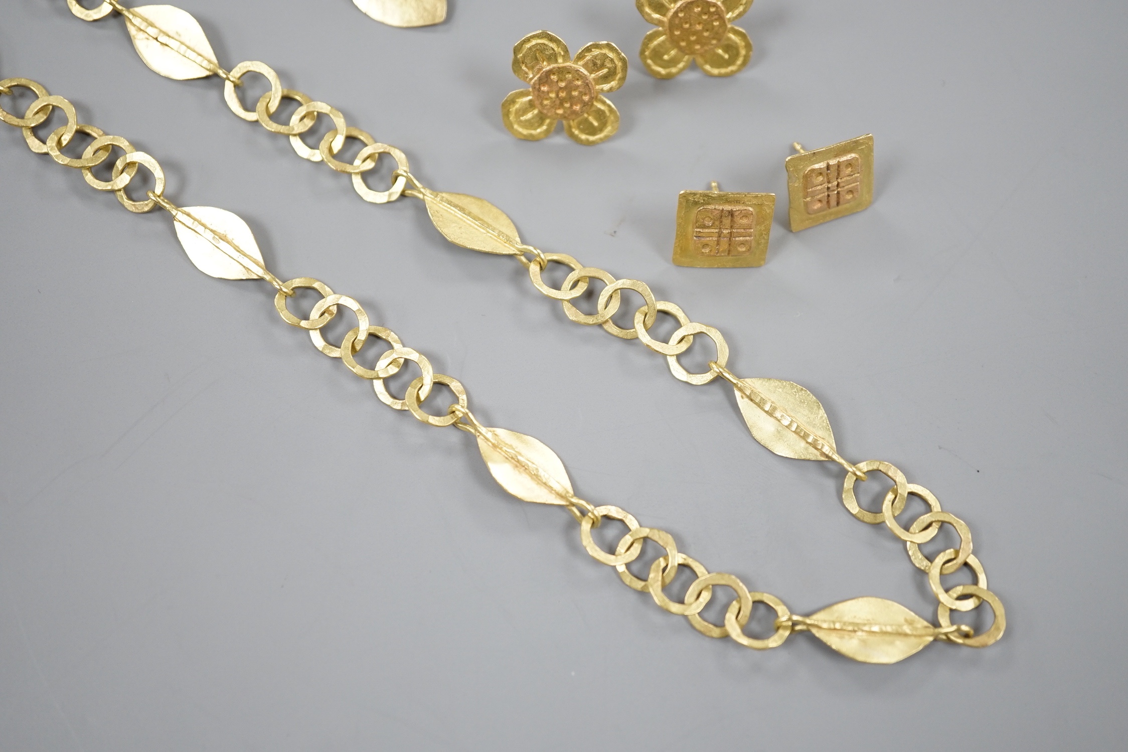 A modernist 18ct gold necklace, maker GR, London, 1999, 52cm, a pair of later drop earrings by the same maker and two other pairs of yellow metal ear studs, stamped GR only